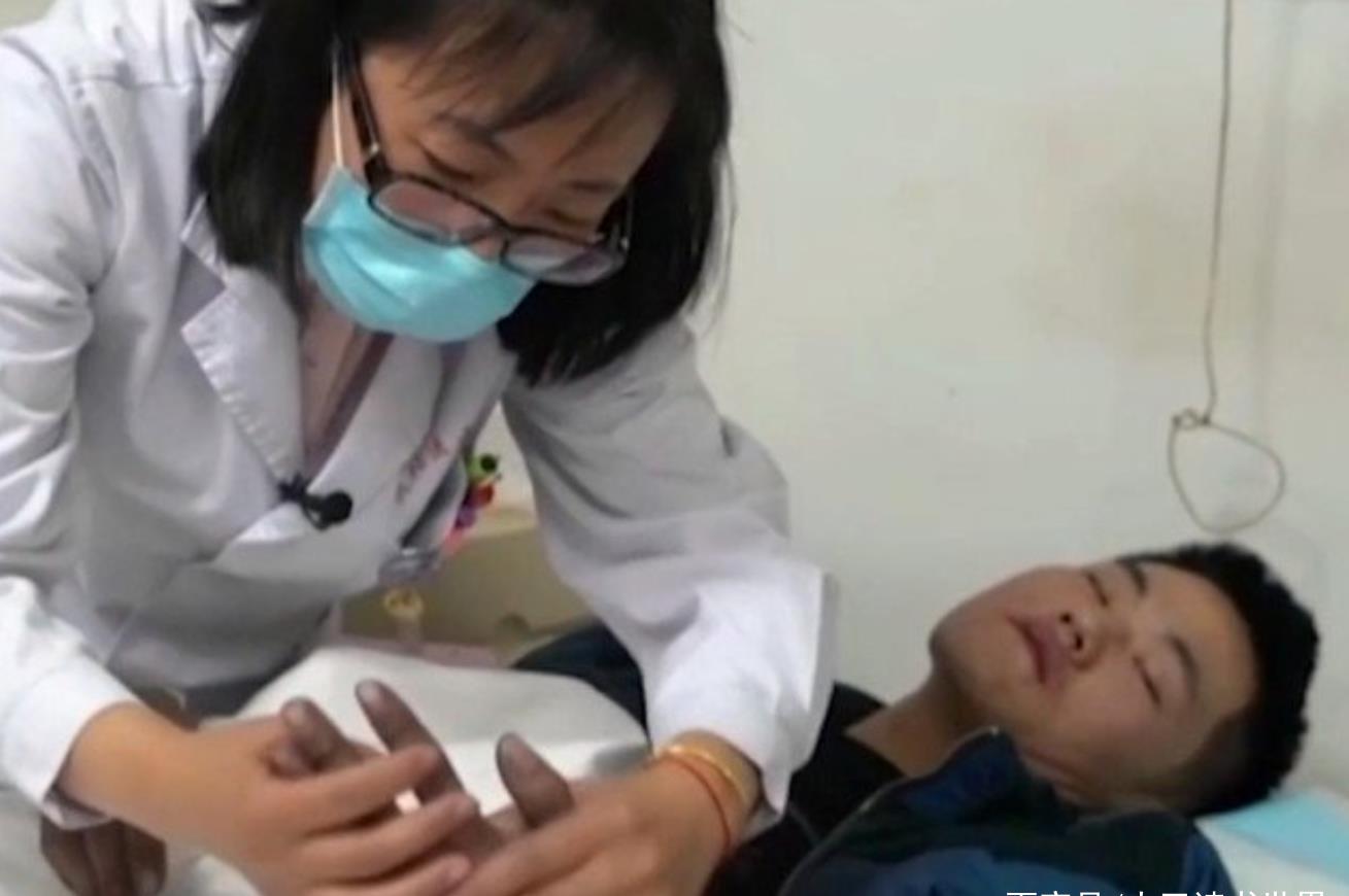 23岁男子喝下百草枯,就医口吐黑血,18天好转,27天突然无法呼吸