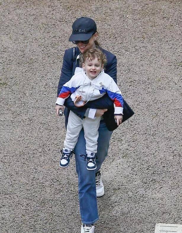 安妮·海瑟薇|颜霸宝宝乔纳森：继承母亲海瑟薇的美貌，1岁险被不靠谱老妈送走