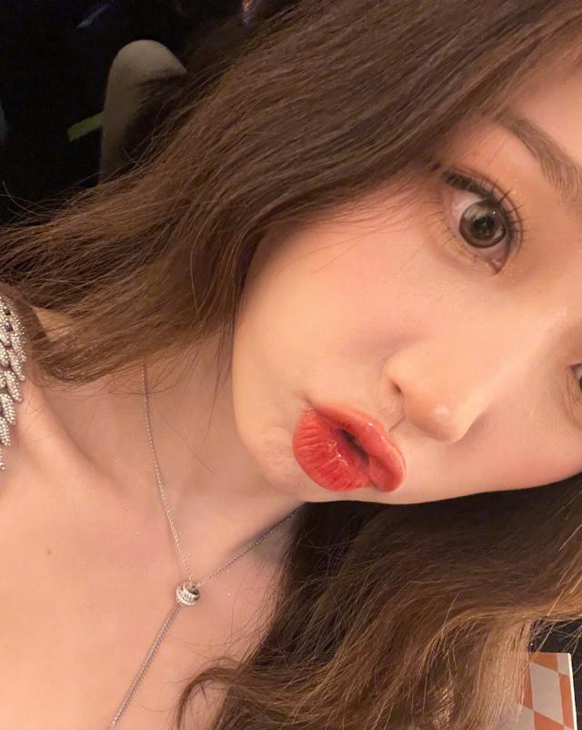 雪儿|虞书欣化身吊带女神，魅力全开，白到发光的原因是随时自带打光灯