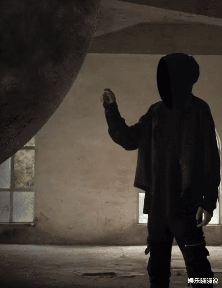 黑脸v|千万粉丝博主黑脸V露脸，透露明星气质，网友：看来也熬不住了