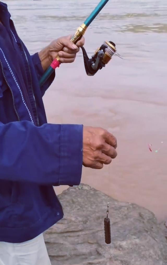 钓鱼|钓鱼界的扫地僧！一根鱼竿外加钢筋当铅坠，大爷轻松实现了连杆