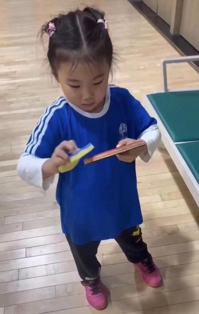 王楠|王楠女儿背重书包不让爸拿，挥手告别教练，麻利换鞋袜自称讲究人