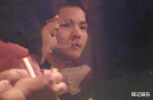 郭碧婷|向太一家五口吃饭,郭碧婷举着女儿的玩具,cora扎丸子头超萌