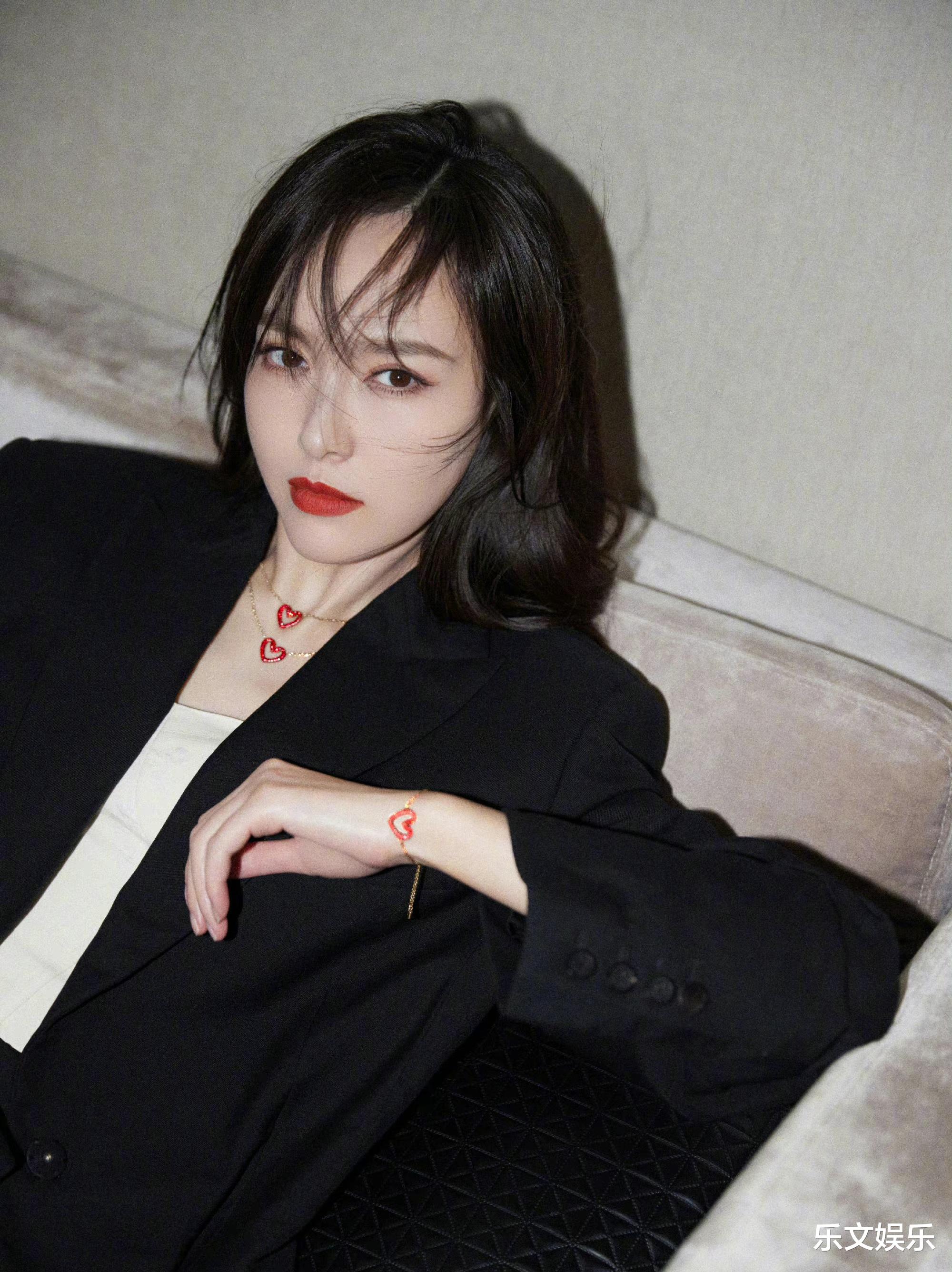 唐嫣|唐嫣发御姐风照片，粉丝们却在催她去拍戏