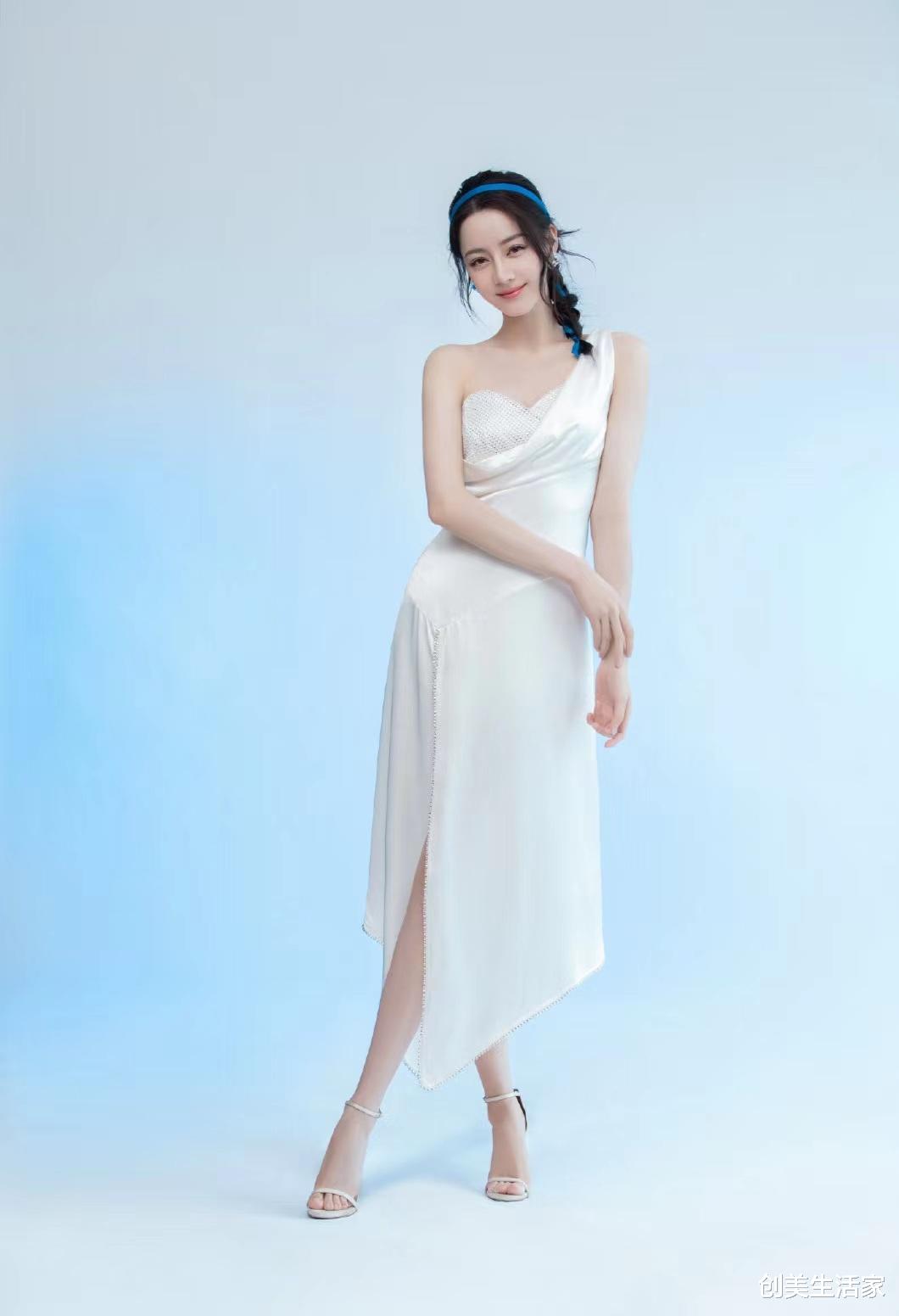 迪丽热巴 迪丽热巴穿白色单肩绸缎长裙头系蓝发带参加活动,清新甜美又温柔