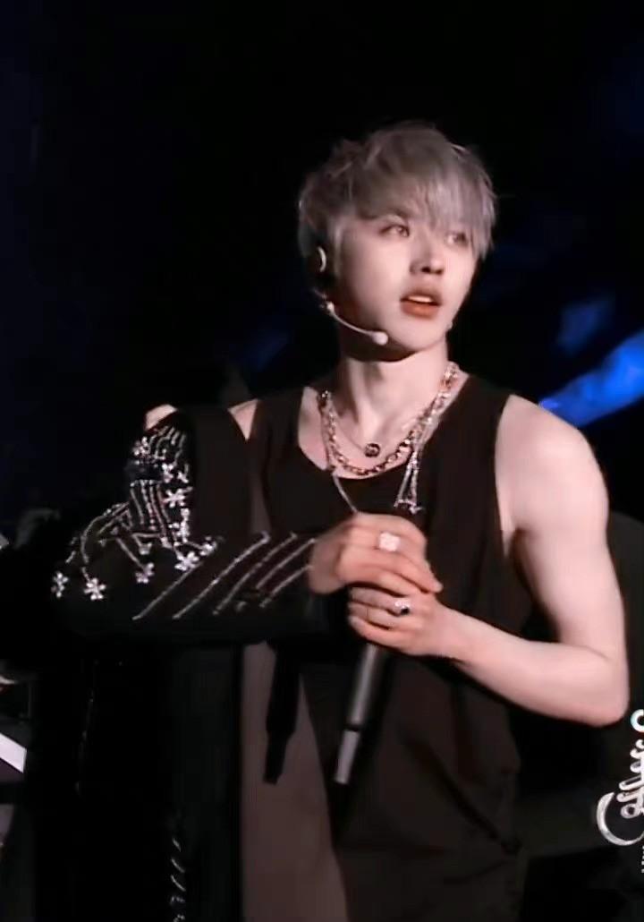 蔡徐坤|蔡徐坤手机到期了?白T金发自拍尽显凌乱美,评论区纷纷感谢vivo