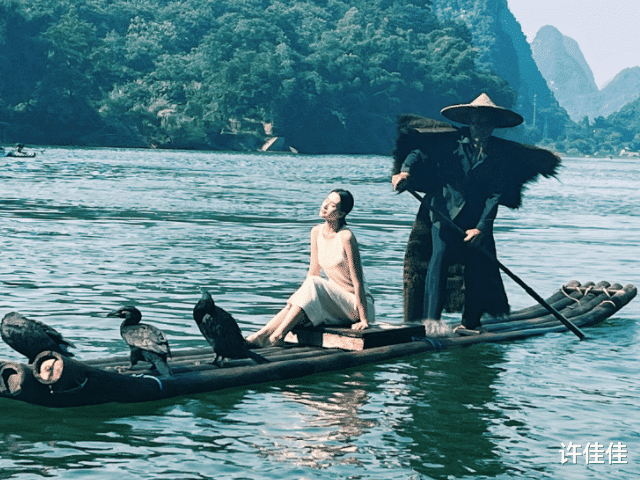 何超莲|赌王千金何超莲畅游桂林,晒美照大秀美背,香艳迷人