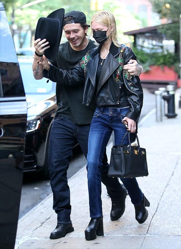 贝克汉姆|贝克汉姆长子近照曝光!婚后首次携娇妻逛街,大布成跟班随时呵护