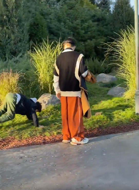 杜宇麒|霍思燕9岁儿子在路边玩闹！扑倒在地上不怕脏，动手打人十分调皮