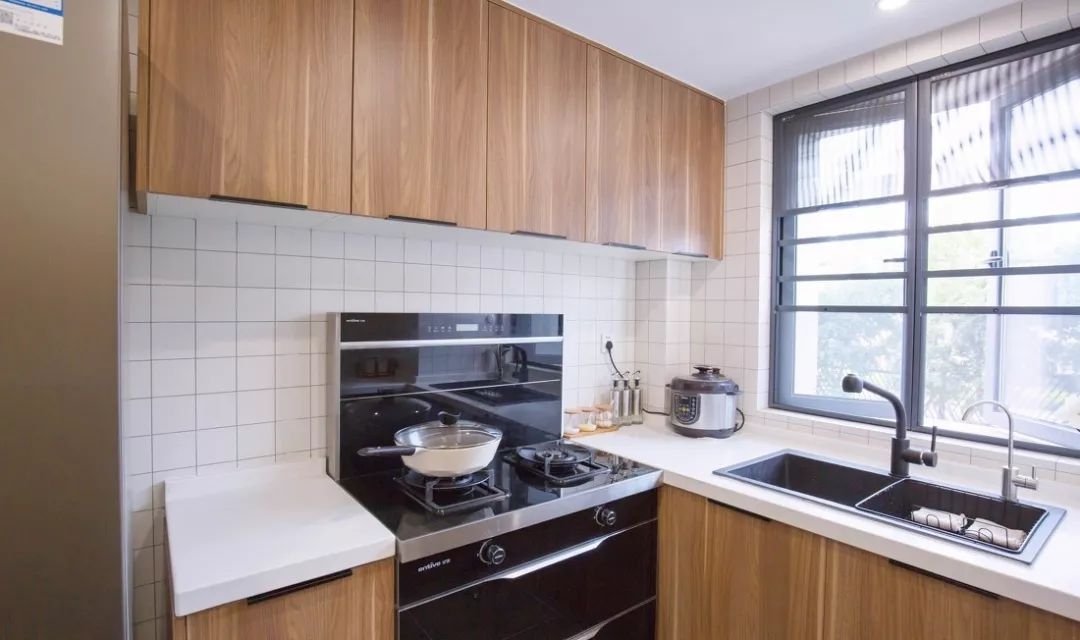 大白墙+不吊顶,头次见客厅把沙发半嵌入墙里,这设计我服!