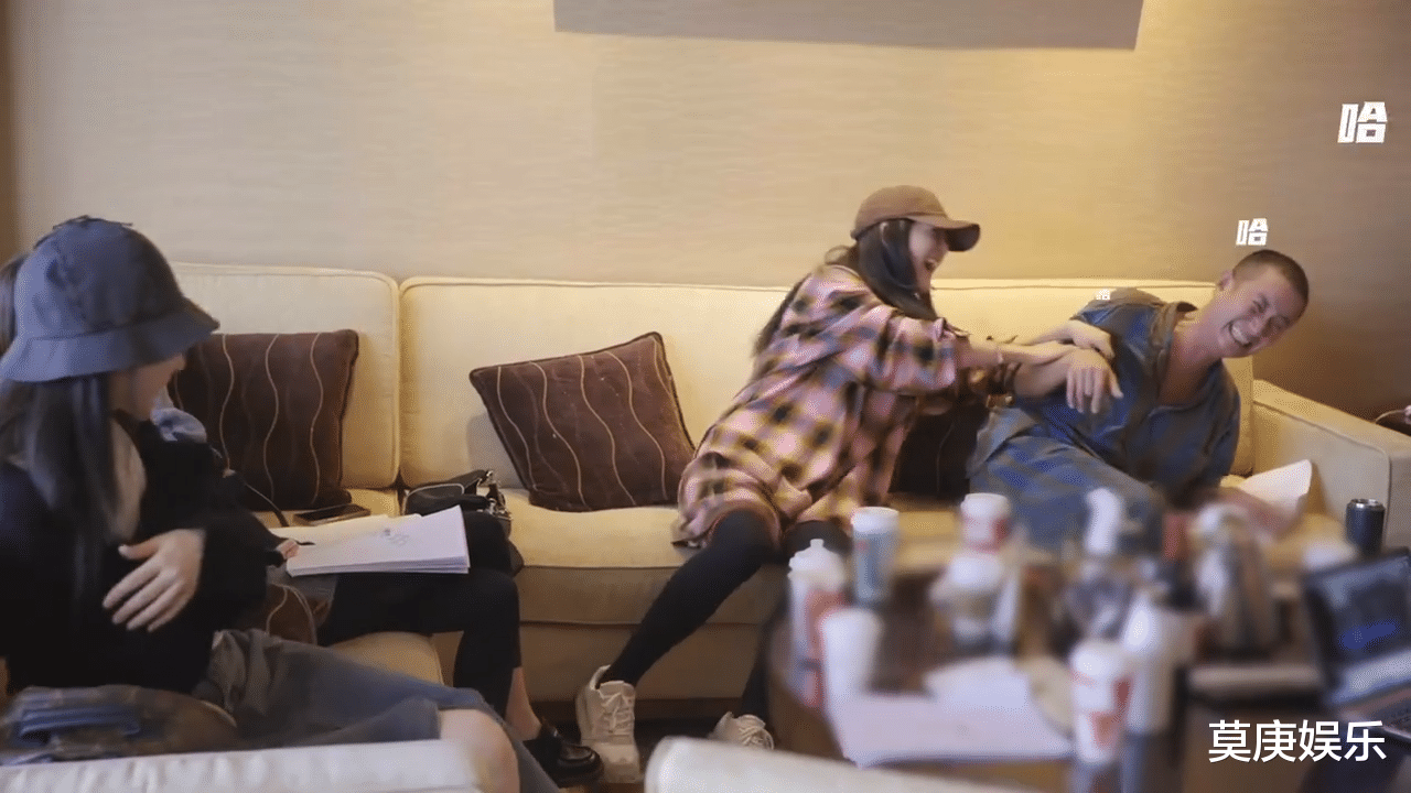 |谢娜夫妇与何炅等众人聚餐，谢娜张杰疑似当众搂腰亲吻，被指不分场合