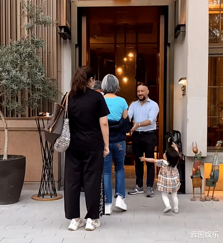 叶倩文|林子祥夫妇广州旅游，叶倩文抱娃尽显母爱，结婚26年不后悔没生育