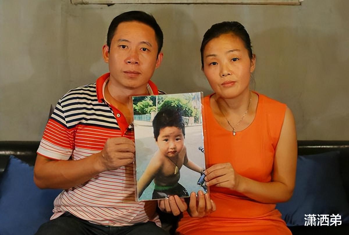 女子找回被拐孩子索要二十万报酬,父亲愿意支付,但她却遭到网暴