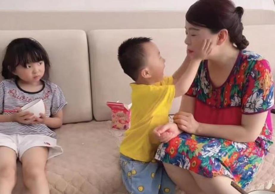 |熊磊晒与家人同框合照,评论区罕见声音和谐,希望一家人生活美满