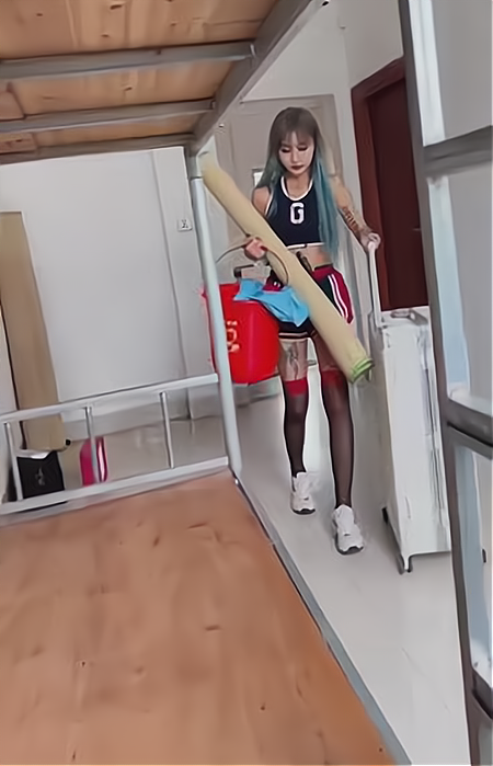 广东:女子每天提桶假装找工作,自称四处碰壁,腿上有纹身遭质疑
