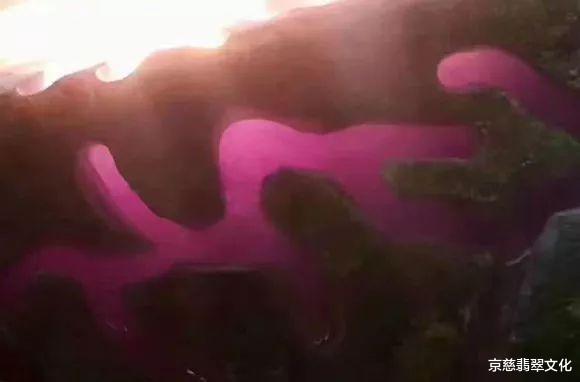 翡翠|大哥让媳妇选料子，不曾想选了块无人问津的石头，却一刀切出冰种满春手镯