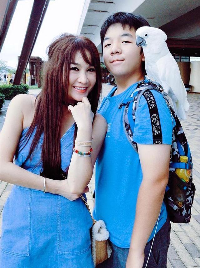 温碧霞 55岁温碧霞穿牛仔裙出镜,皮肤白皙状态好,一家三口同框画面温馨