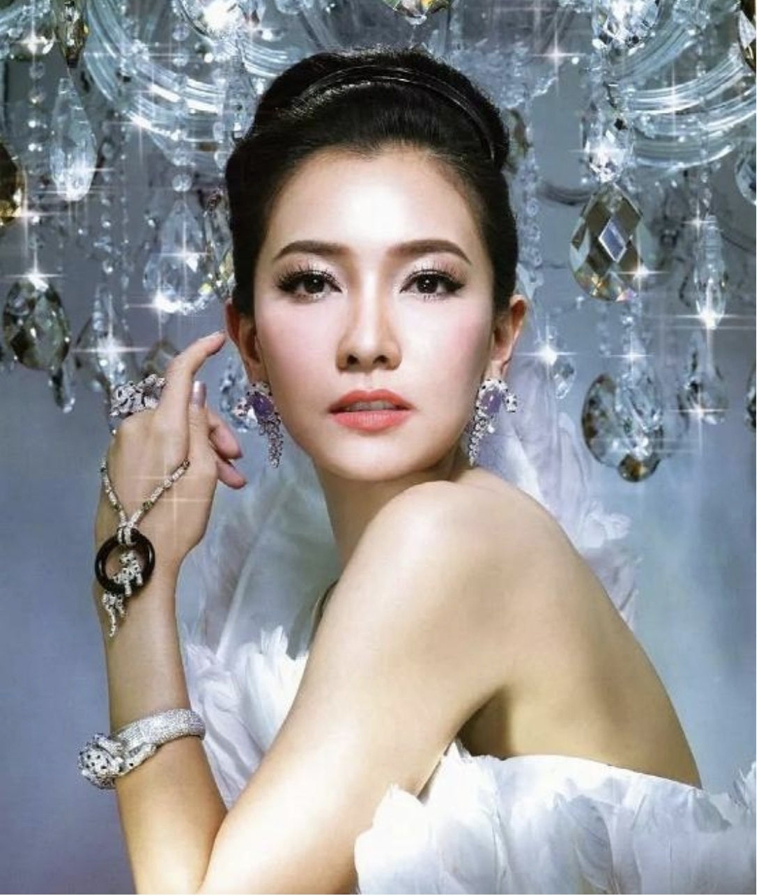 高圆圆|42岁沃拉娜特.旺萨莞依然貌美，风韵犹存魔鬼身材！