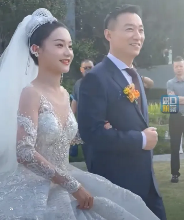 女儿出嫁,53岁的帅气老爸被误认为是新郎,网友:老丈人风度翩翩,气质颜值比女婿高多了