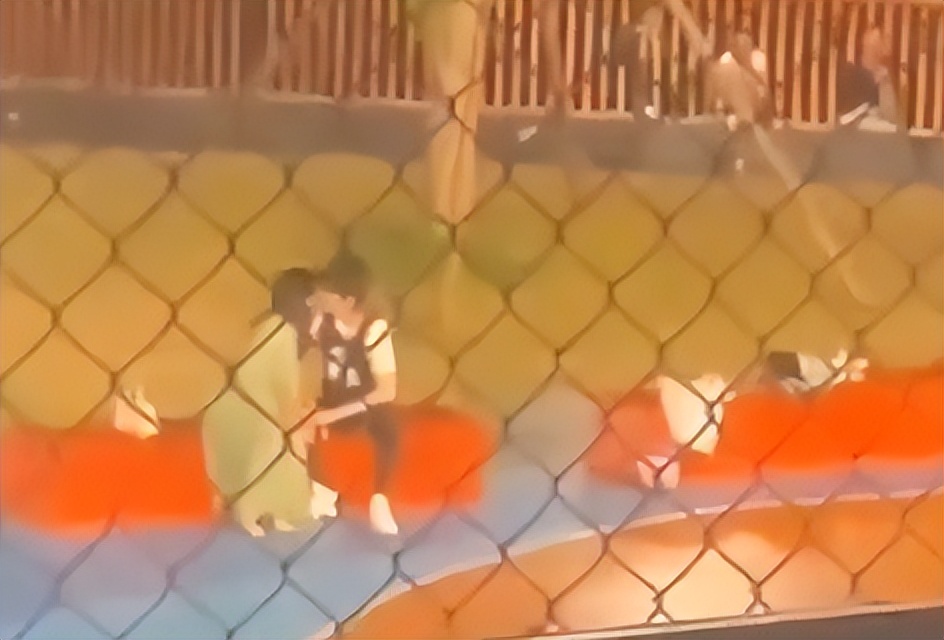 billboard|刘涛与小12岁男星演情侣!片场贴身挽手好甜蜜,小鸟依人表情娇羞