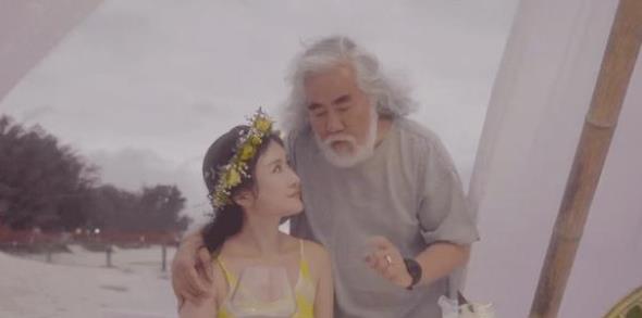 张纪中|张纪中夫妻外出度假，杜星霖身穿低领裙大玩性感，对丈夫甜蜜投喂