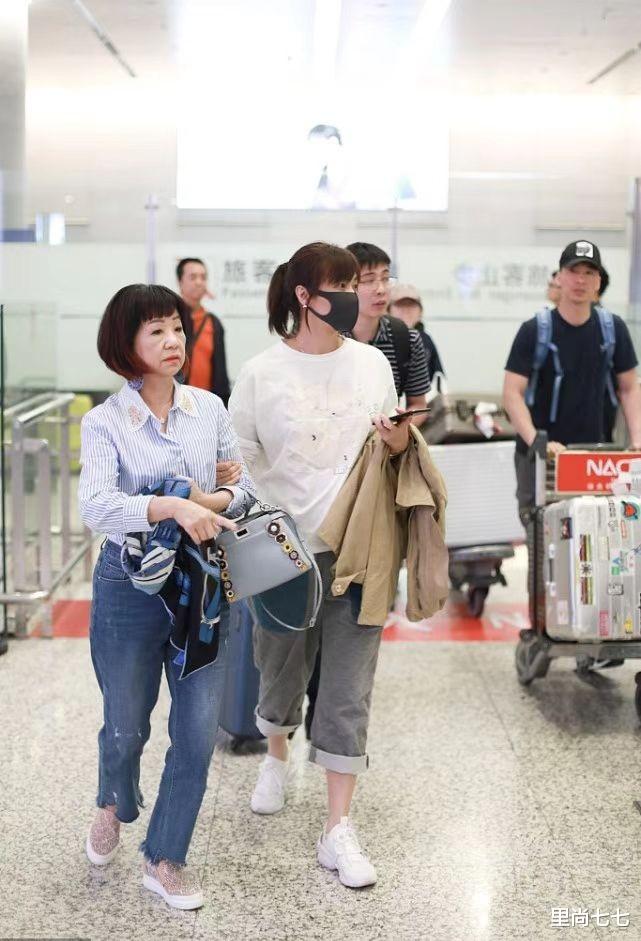 徐静蕾|徐静蕾在婆婆面前好卑微，穿得像保姆太朴素，主动挽手不被待见