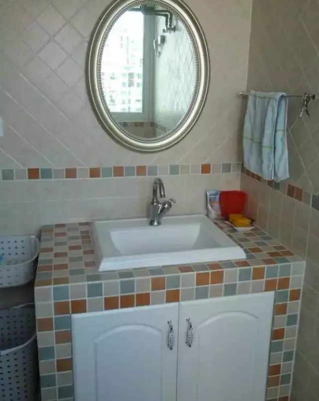 还蹲在卫生间洗衣服?别傻了,看别人在阳台的洗衣台多好!