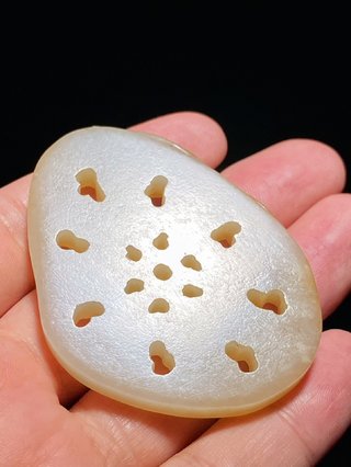 和田玉籽料|清 和田玉籽料 洒金皮 蜻蜓莲藕 玉珮 挂件把件