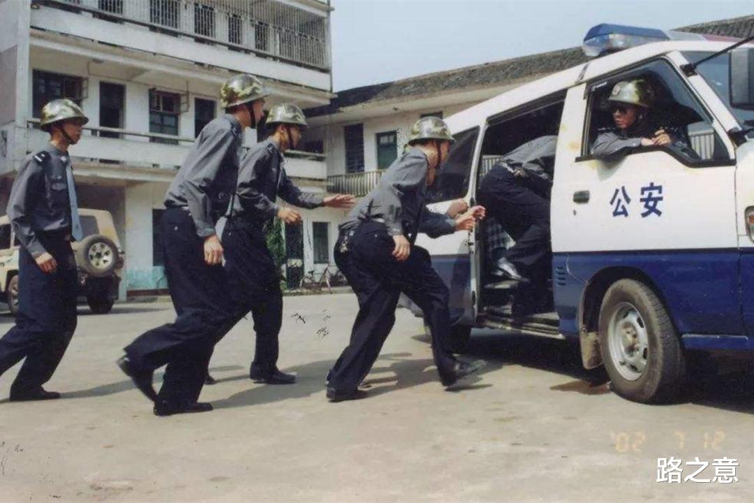 男子出轨旧情人,抛妻弃子自导自演一幕幕丑剧,1999年重庆抢劫案