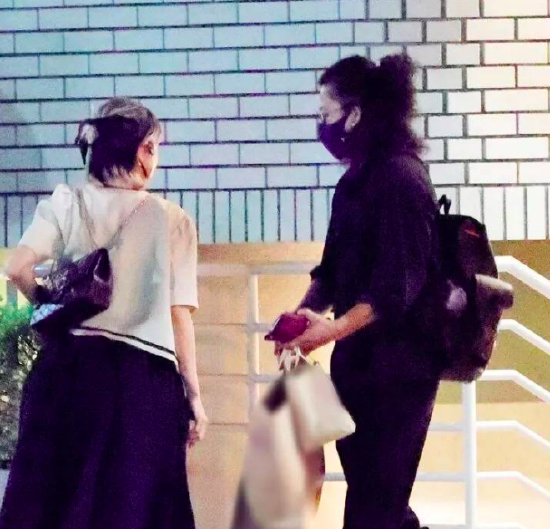 小栗旬|小栗旬与山田优约会被拍 一起买花牵手散步好甜蜜