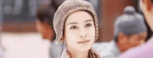 刘德华|同样是演乞丐，周星驰直接用手抓饭，刘德华睡大街上，杨颖是来搞笑的吧！