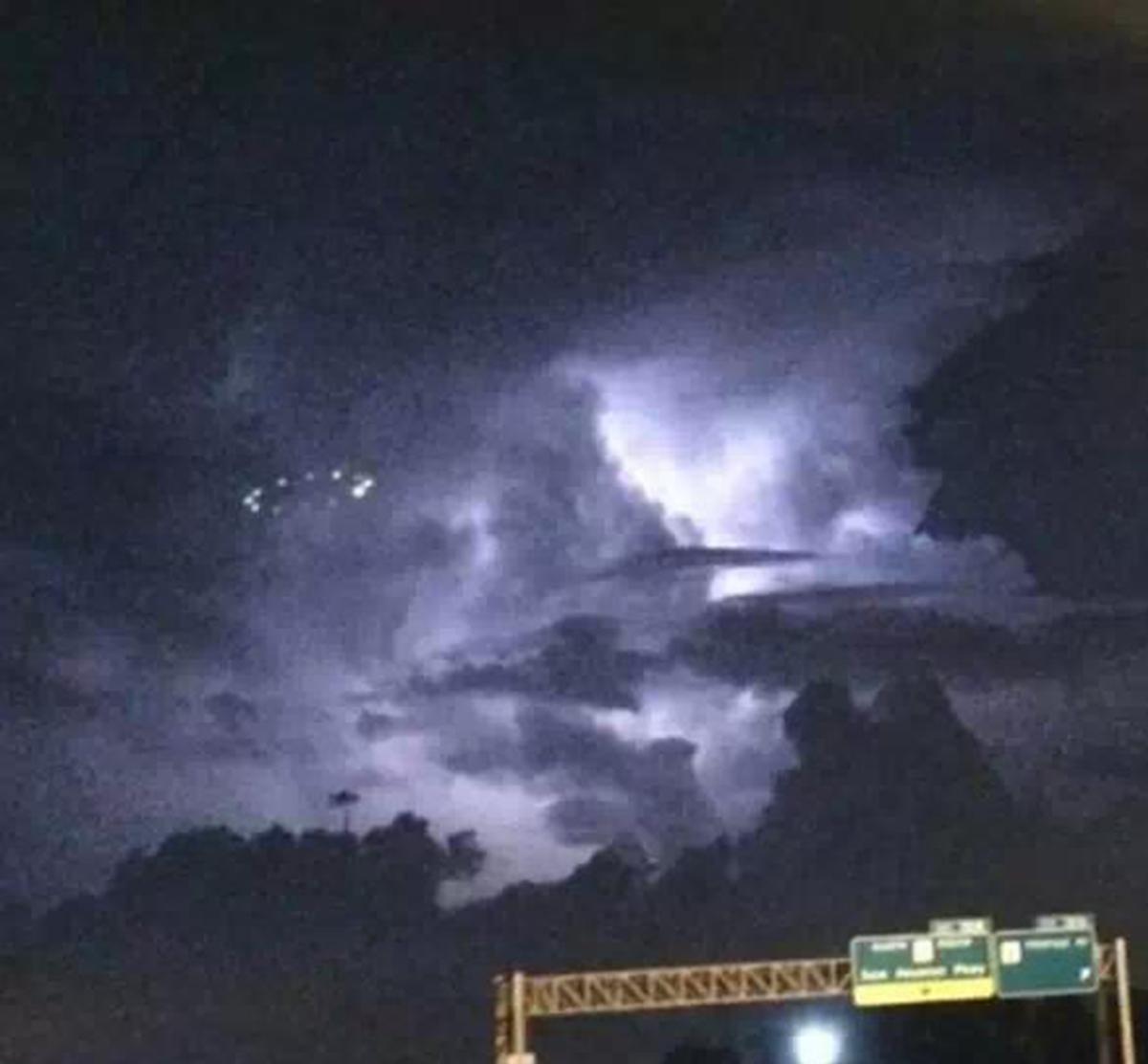 史上最清晰UFO照片易主?2014年,休斯顿市雨夜百人目睹UFO事件