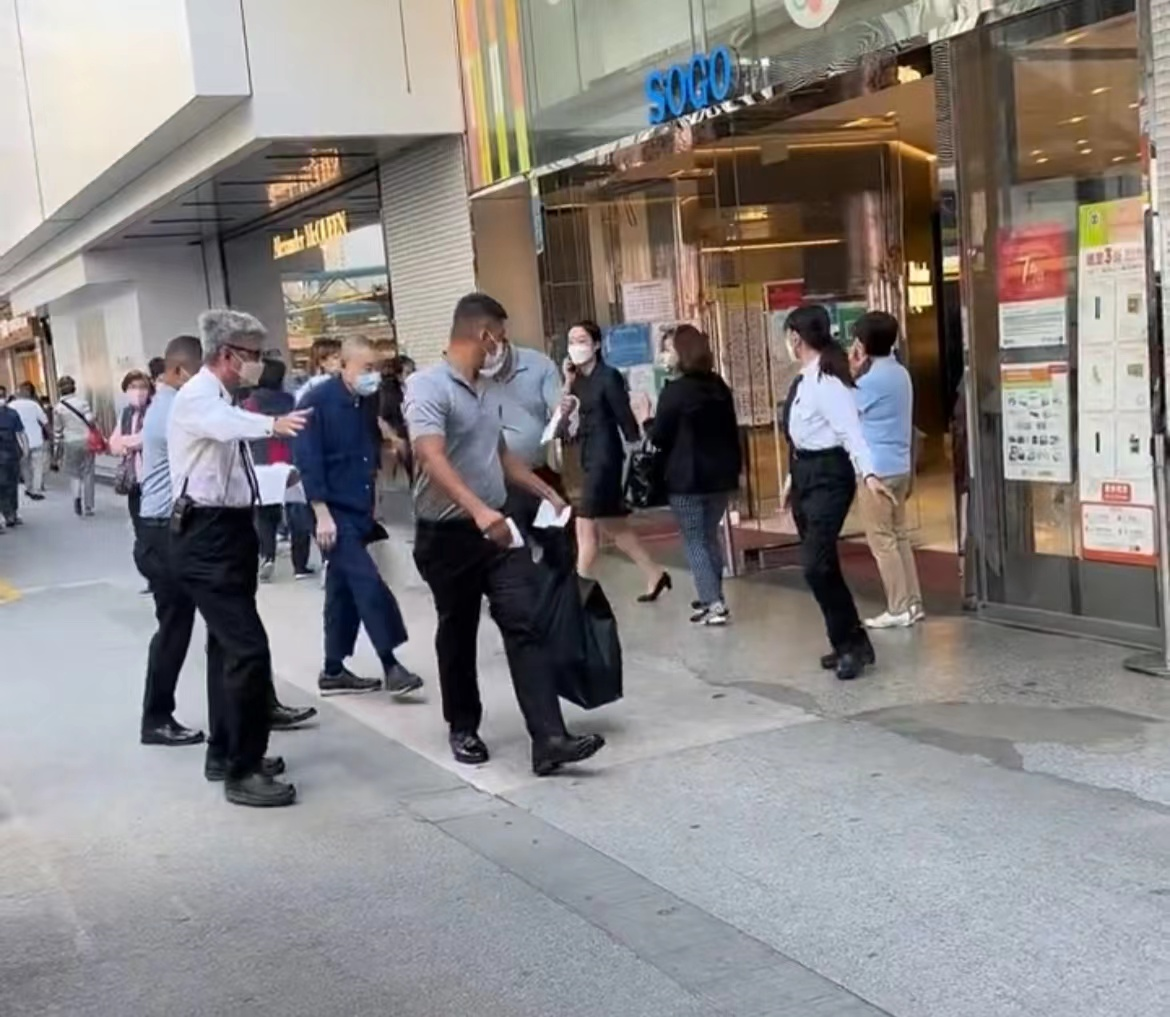 刘銮雄|71岁刘銮雄现身香港街头!弯腰驼背头发稀疏,4名保镖左右护航