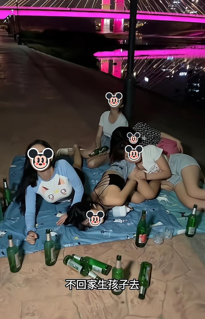 五名女子躺在河边喝酒,路过男子上前质问:你们干嘛不回家生孩子