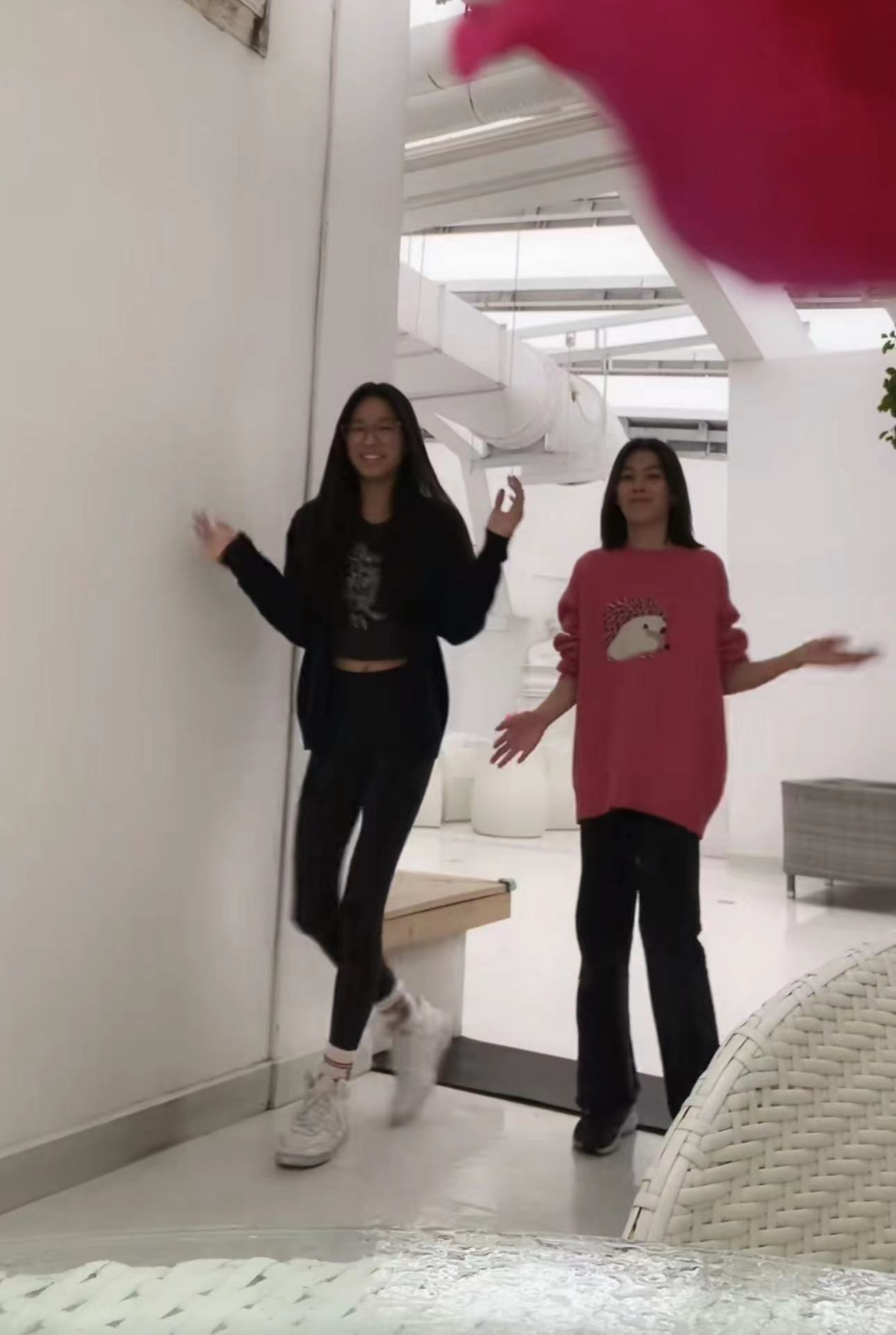 张庭|张庭13岁女儿晒照庆生!打耳洞露小蛮腰显成熟,肤色变白颜值大变