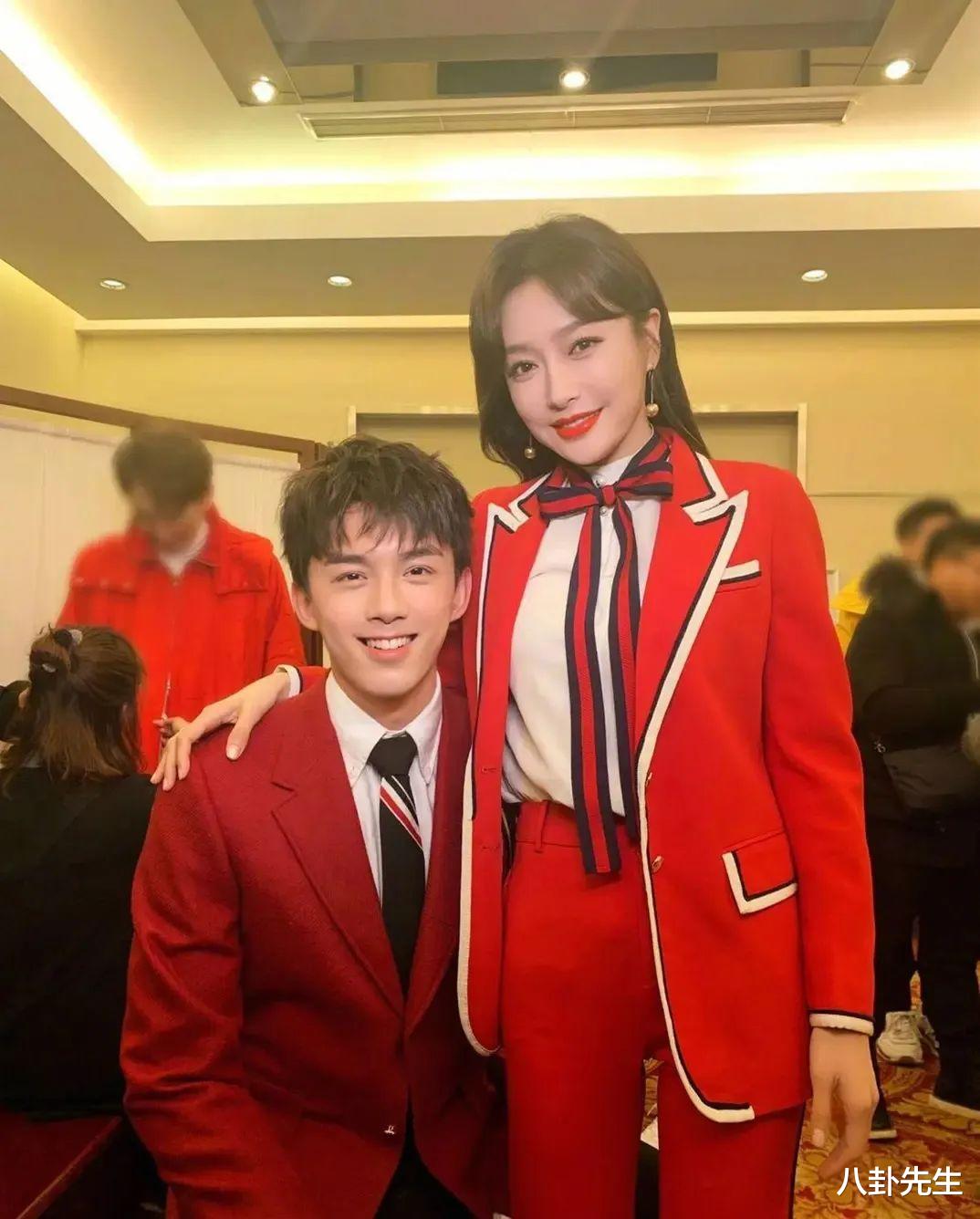 春晚|众星参加春晚彩排：秦海璐提23万名牌包，吴磊的毛衣价格很接地气