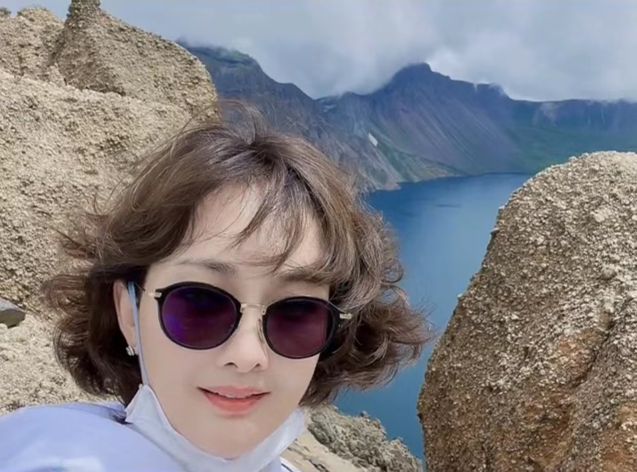 牛莉|牛莉懒理整容风波甜蜜庆七夕!穿百元衣白得发光,富豪老公罕露面