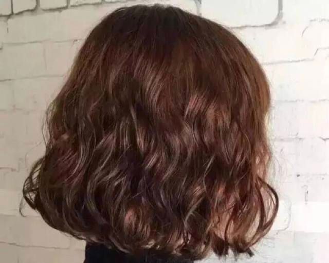 发型 女人到中年就放弃“黑长直”吧,换这4种发型才洋气,阿姨变姐姐