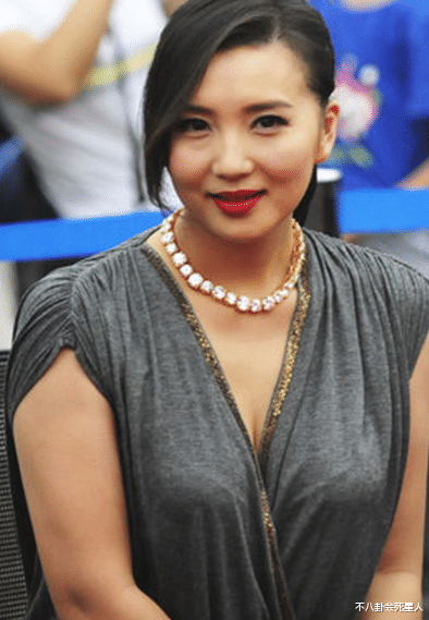 薛佳凝|薛佳凝“硅胶脸”演高中生，陈好发福变大妈，《粉红女郎》也老了