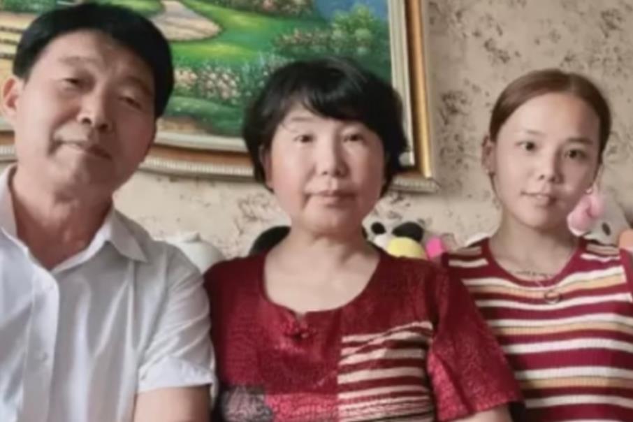 聚餐|杜新枝与好友一起聚餐，大赞平姐手擀面杠杠的，老杜仍安然无恙