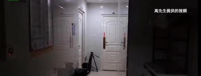 卧室天花板渗出黄色液体,男子发现后怒了:楼上将卧室改成了厕所