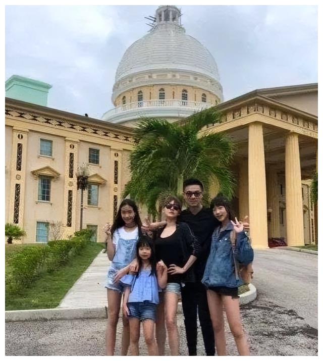 倪妮的香肩，许晴的梨涡，李小冉的美胸，这些中年成熟女星迷死人
