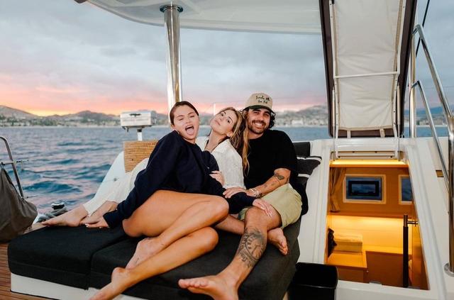 跨年|赛琳娜和大布夫妇一起亲密跨年,还自称“三人行”?网友凌乱了