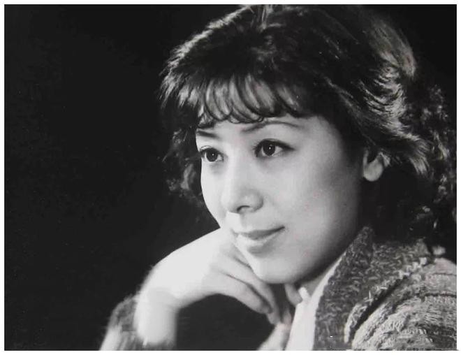 关牧村|歌唱家关牧村: 与家暴前夫离婚，带儿子嫁高官，如今她怎么样了？