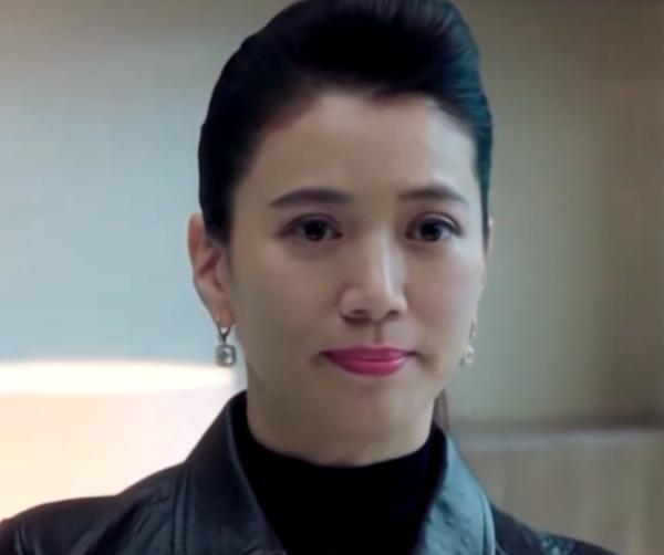 袁咏仪|年轻时看颜值,如今老了看气质,《盛装》袁咏仪51岁了还那么惊艳