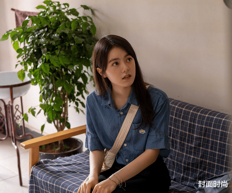 穿衣搭配|《开端》赵今麦一件衬衫从头穿到尾，配阔腿裤挺经典，挺接地气的