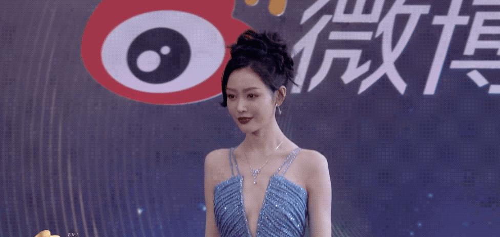 冰与火|微博电影之夜，张天爱身材登上热搜，“白幼瘦”病态审美引热议