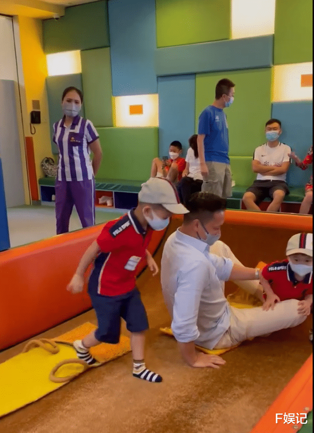 李乘德|胡杏儿老公李乘德带两个儿子玩游乐项目 父子三人一起玩滑梯很有爱