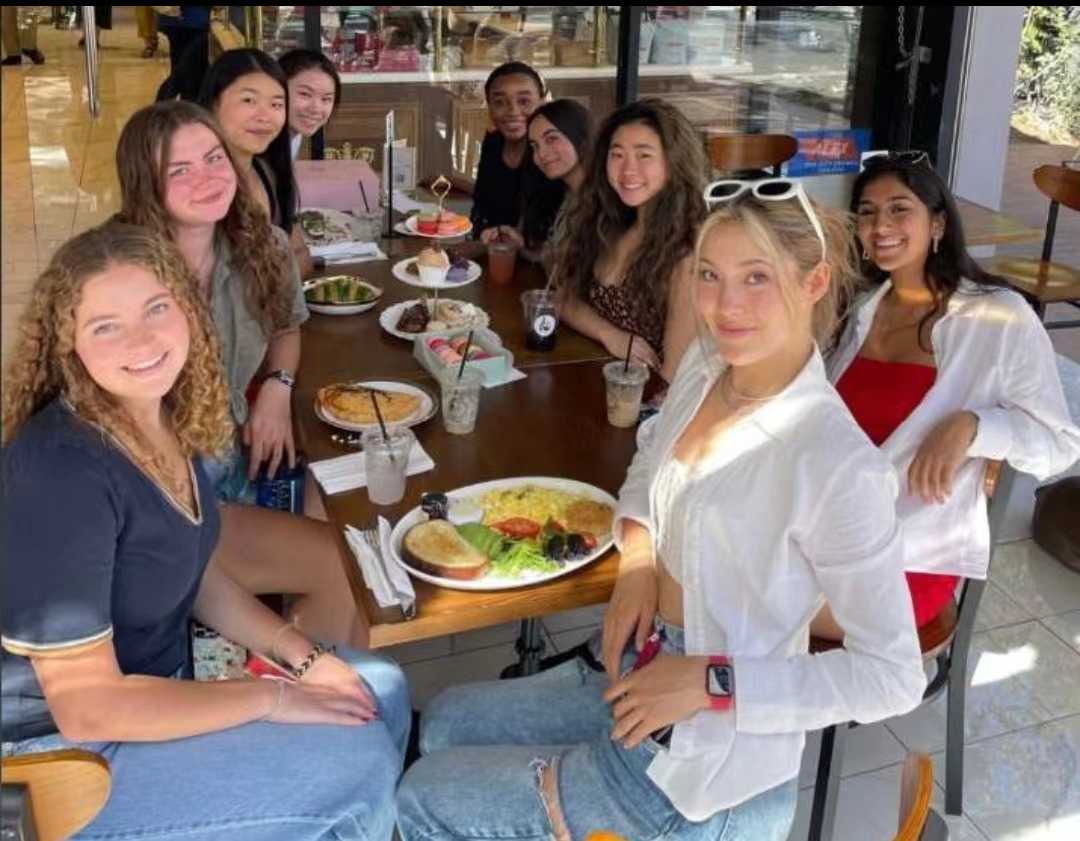 谷爱凌|谷爱凌在美国逛甜品店!中国粉丝认出她,谷爱凌热情地和大家合影