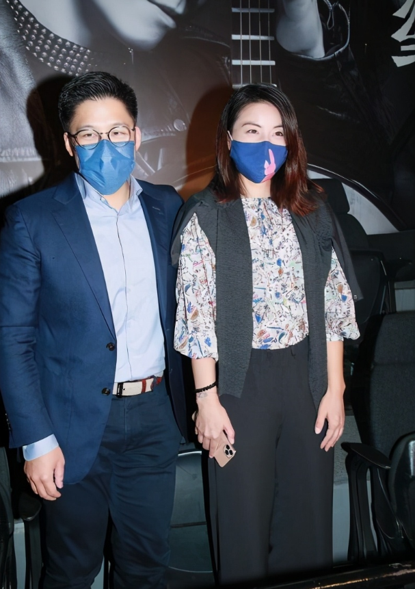 郭晶晶|霍启刚牵手郭晶晶出镜!郭晶晶扎衬衫肚腩横生,满身贵气